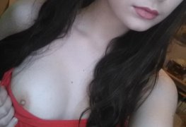 Garota sozinha em casa nua tira selfies e se masturba