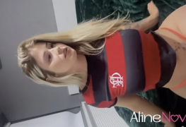 Loira peituda dá o cuzinho apertadinho e rosinha mas antes usa plug anal