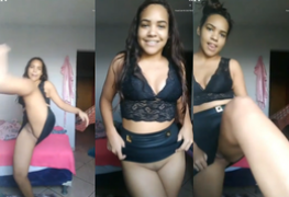 Novinha Mostra Que Sua Bucetinha é Lisinha na Live