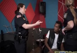 Policial feminina transando com o rap negro