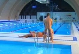 Sexo gay na piscina olímpica com nadadores - SuperPornoGay