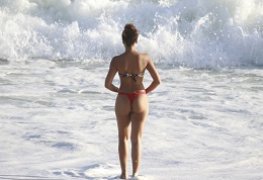 Sheron Menezzes de micro bikini na praia